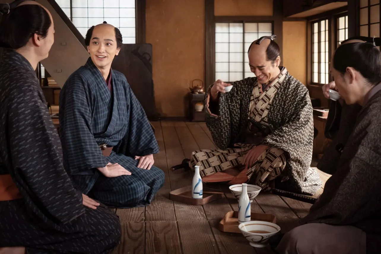 【写真】大田南畝(桐谷健太)と話す蔦重(横浜流星)たち