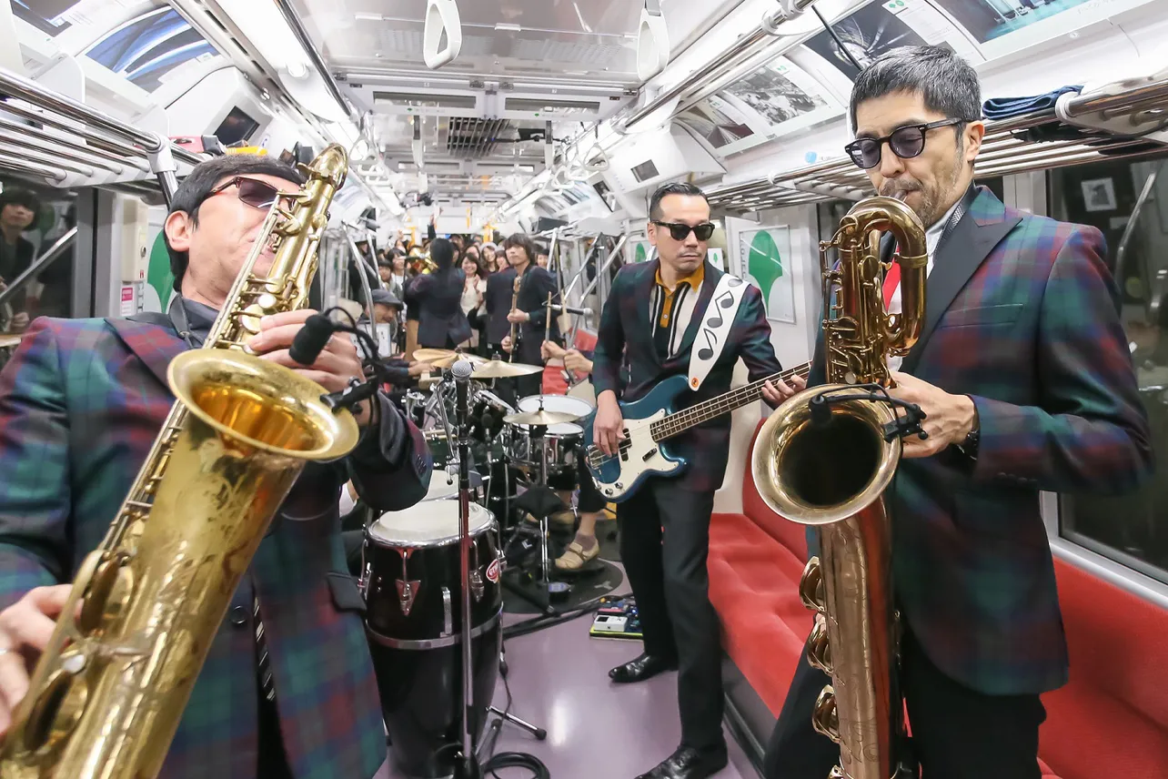 走行中の都営大江戸線内でライブを開催した東京スカパラダイスオーケストラ