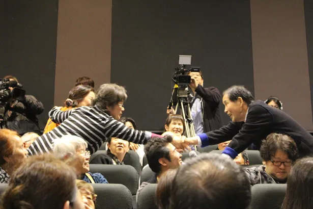 萩本欽一は観客と握手を交わす