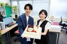 『恋愛禁止』撮影現場で、伊原六花のサプライズバースデーを決行 共演・渡邊圭祐が段取り