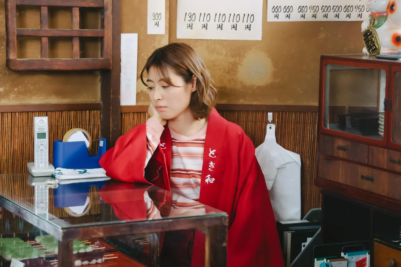 【写真】どこか心ここにあらずで過ごす桜子(瀧本美織)