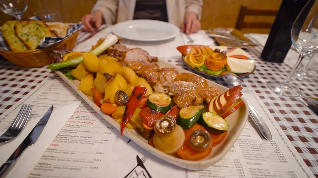 立ち寄りグルメでは「子羊のロースト」を紹介