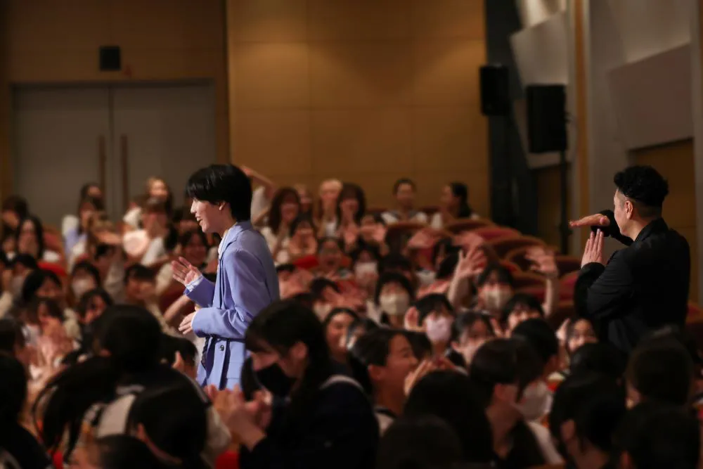 客席を通って登場した阿達慶と長田庄平