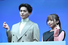 八木勇征＆齊藤京子、弁護士衣装で満面の笑み…ファンからは「鼻くしゃ笑顔可愛すぎる」の声＜あやしいパートナー＞