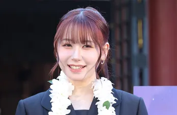 “最旬アイドル”ME:I・MOMONA、成長し続ける“天下無敵のチャレンジャー”の仲間思いな素顔 初声優挑戦「リロ&スティッチ」ではナニを快演