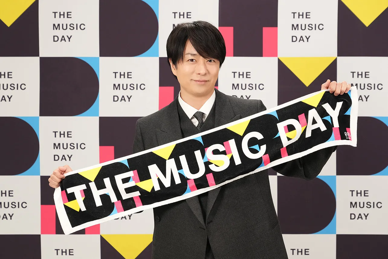 “TMDマフラータオル”を持つ櫻井翔