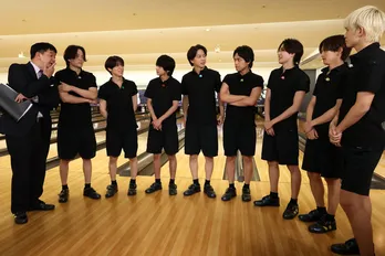 timelesz、8人連続ストライクを目指す “増えてくボウリング”でミラクルショット&珍プレー続出<タイムレスマン>