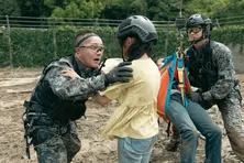 濱田岳“仁科”が殉職…迫りくる土砂の波を背に「俺は救難員だぜ!」とサムズアップ<PJ ~航空救難団~>