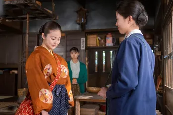 <明日のあんぱん>塞ぎ込んだ今田美桜“のぶ”を河合優実“蘭子”が抱きしめる