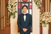 「ウェディングウォーズ」の進行を務めるコットンの西村真二
