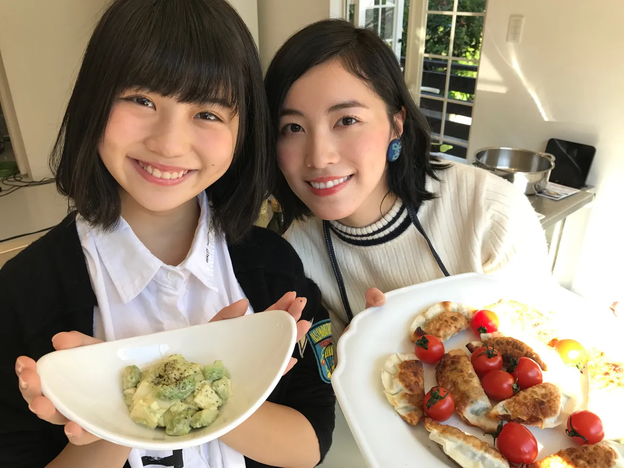 【写真を見る】料理をアピールする松井珠理奈と小畑優奈(写真右から)