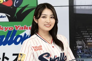 柏木ひなたがヤクルトスワローズの“勝利の女神”に BS10「プロ野球中継」初出演でテンションMAX