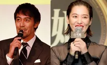 阿部寛&月城かなとのキャスター衣装ツーショットが公開…「まさにベスト・オブ・ツーショット」<キャスター>