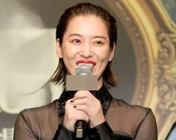 月城かなとが白いキャスター衣装で笑顔「キャスター」サイドストーリーに「再登場うれしい」の声＜キャスター＞