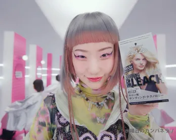 水曜日のカンパネラ・詩羽がシルバーヘアに初挑戦、新CMで書き下ろし楽曲にのせて美容師役を熱演