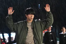 <放送局占拠>櫻井翔“武蔵”が雨に打たれ両手を上げる…場面写真、あらすじ、映像が初解禁