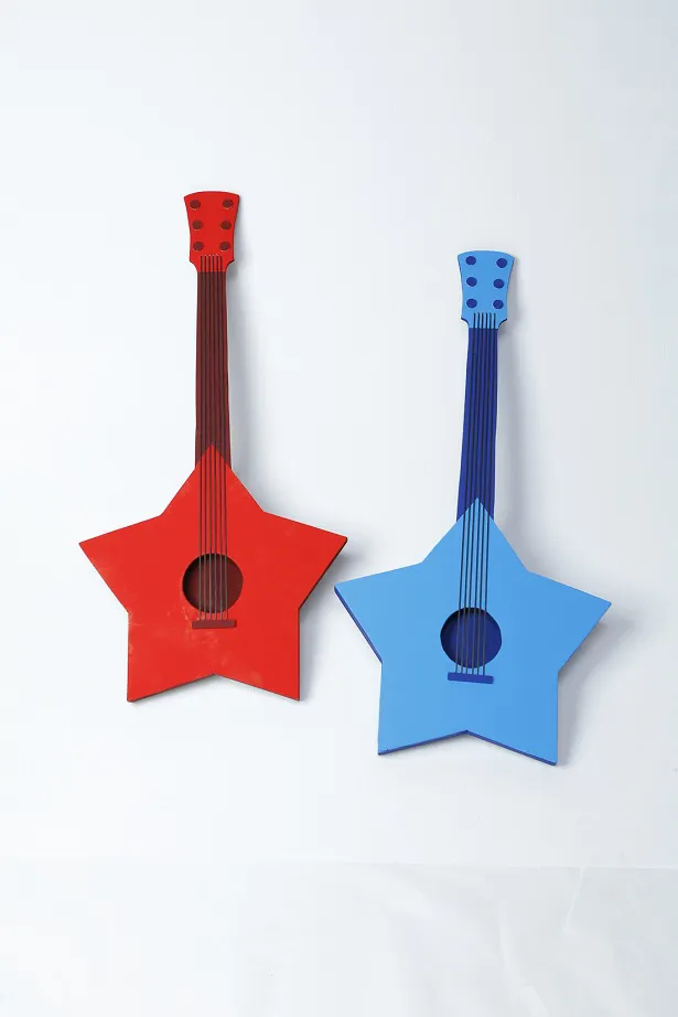 【画像を見る】2人をイメージした赤と青の星型ギター　どんな音色が？
