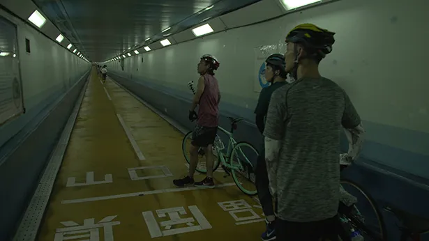 【写真を見る】海峡を歩いて横断できる関門トンネル人道