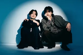 綾野剛＆亀梨和也、ドラマ『妖怪人間ベム』以来14年ぶりの共演も「昨日会ったような感覚で再会できる大切な人」＜でっちあげ＞
