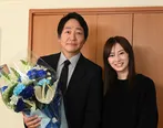 【写真】クランクアップで花束を持つ大森南朋と北川景子の2ショット