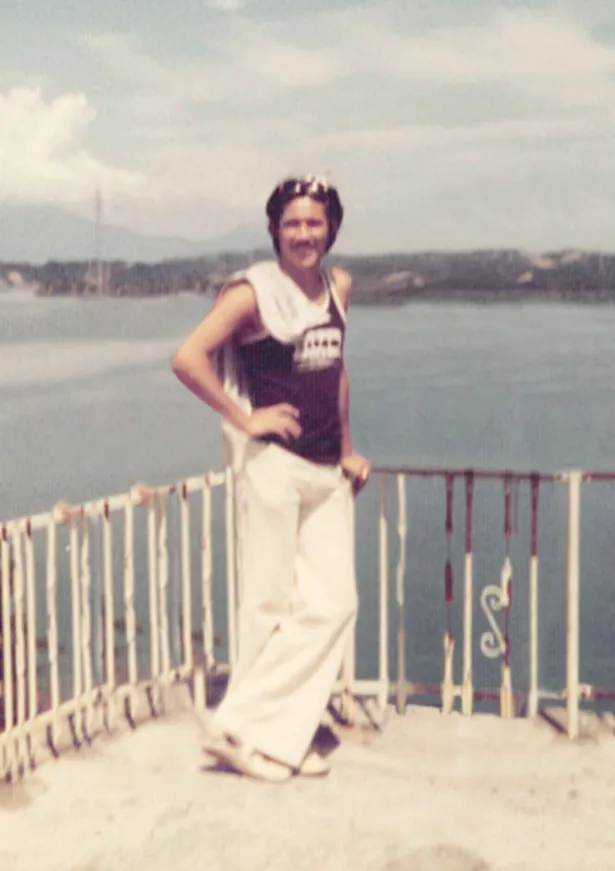 【写真を見る】1970年代に流行った“パンタロン”を着用する若かりし頃の西岡のショットを入手！