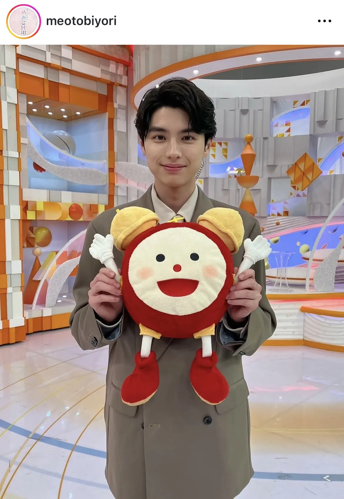 本田響矢が“めざましくん”を持ち上げる