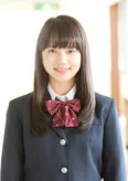 【写真を見る】制服姿で微笑みを浮かべる清原果耶