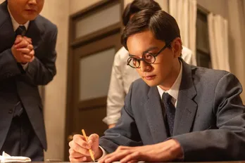 <明日のあんぱん>今田美桜“のぶ”が見守る中、北村匠海“嵩”は記事の挿絵を描く