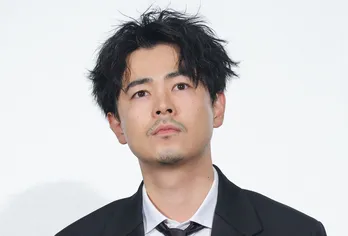 成田凌「公式マーク付きました」と両手ピースで番組ポスターとの写真を公開＜初恋DOGs＞
