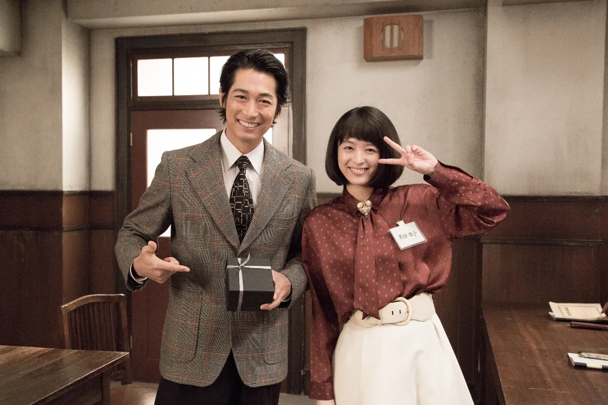 NHKの講師役を演じるディーン・フジオカと黒柳徹子を演じる清野菜名
