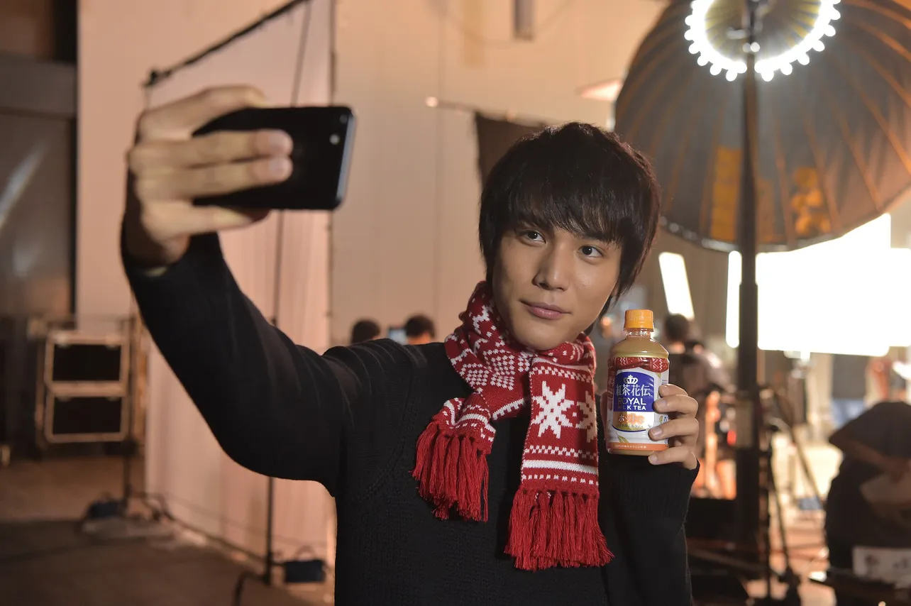 中川大志が「紅茶花伝」キャンペーンで自撮りを披露！