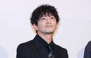 津田健次郎、初対面の阿部寛への“水かけシーン”で緊張「阿部さんに水をかけるのか…って」