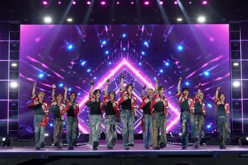 INI、初週売上45万枚越えの最新アルバムタイトル曲「DOMINANCE」韓国語バージョンを初披露