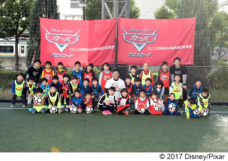【写真を見る】子どもたちと記念撮影！ 未来の日本代表選手たちも!?