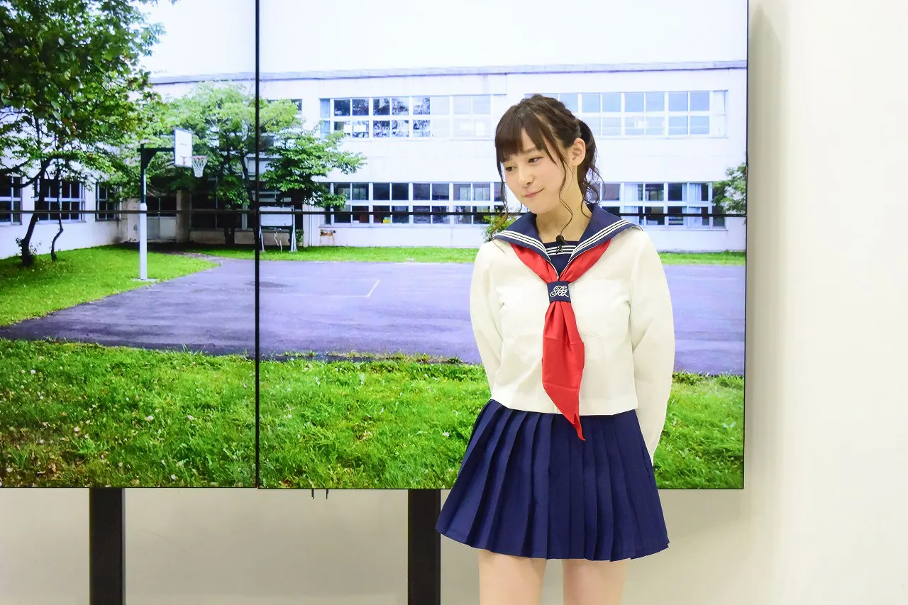 透明感抜群の尾崎がセーラー服姿に！