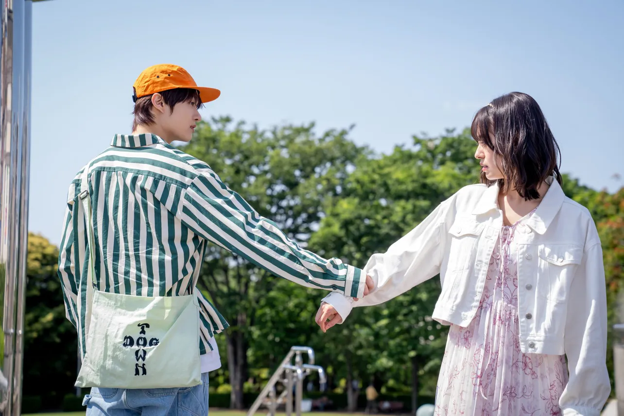 ジョンス(EJ・&TEAM)に引き留められる海老子(田辺桃子)