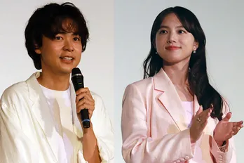 清原果耶&成田凌、笑顔で見つめ合うワンちゃんとのスリーショットに「二人ともいい笑顔」の声<初恋DOGs>