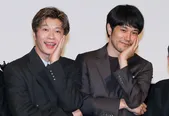 田中圭と松山ケンイチ(写真左から)