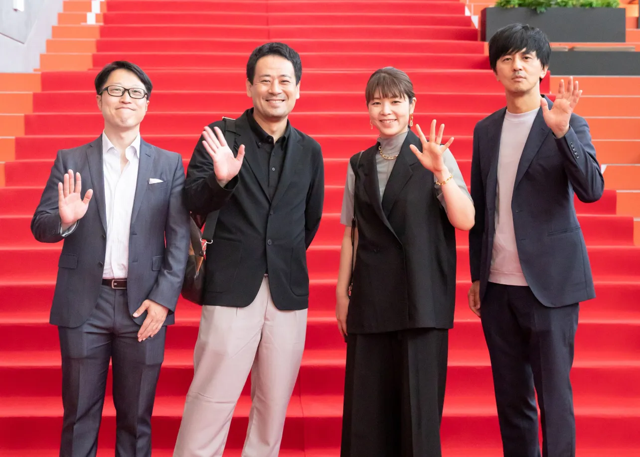 I, KILLチームのレッドカーペット(左から井口正俊氏、山田雅樹氏、藤岡寛子氏、井上博貴氏)