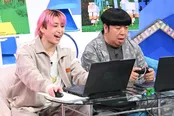 【写真】余裕でマインクラフトをプレーする佐久間大介と緊張気味の日村勇紀
