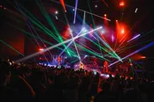 【写真】レーザーが激しく交錯する演出で盛り上がりを見せる会場