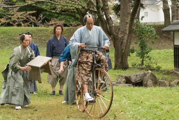 日本で初めて「ビラスビイデ独行車」とい う自転車に乗ったという福井藩主・松平 春嶽(筒井道隆)。龍馬にも自転車を披露