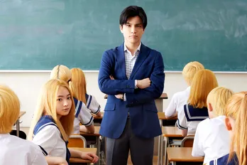 岩田剛典が大人になれない“イタい中学教師”を演じる映画「金髪」、特報映像とキャスト解禁