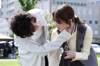 成田凌“快”の萌え袖拭きにキュンも、清原果耶“愛子”の運命の過去告白に反応薄過ぎで視聴者驚き＜初恋DOGs＞