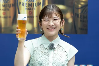 伊藤沙莉、真夏のビアガーデンに「この暑さがむしろちょうどいい。外で飲むのは最高です」とビールをグビッ