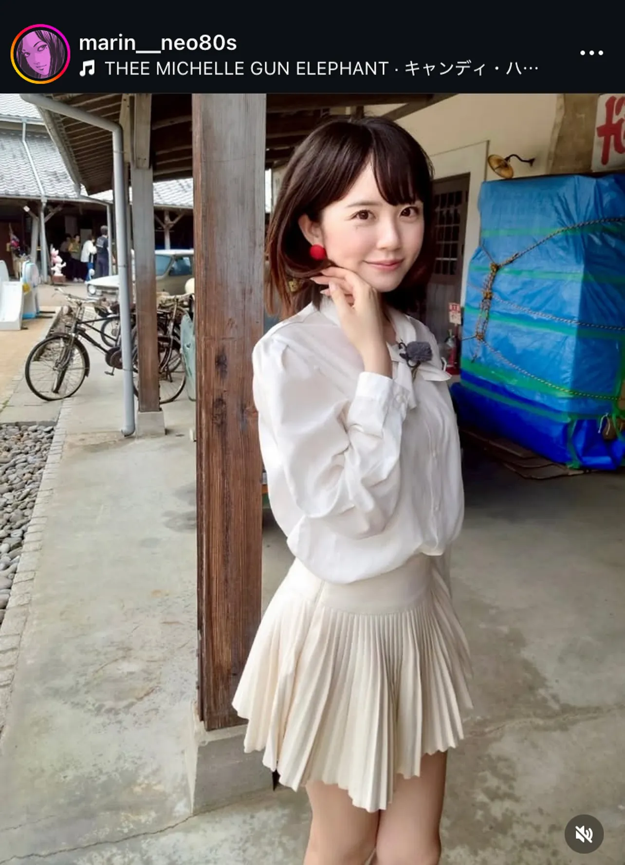 ネオ昭和のファッションを披露する阪田マリン