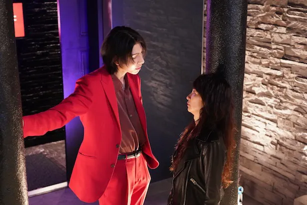 【写真】母親の奈央(りょう)からお金の無心をされるカヲル(ラウール)