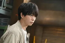 <放送局占拠>撃たれたソニン“和泉”を助けるため、比嘉愛未“裕子”が緊急手術を開始 第2話で2人の“妖”が明かされる