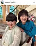 阿部サダヲ＆松たか子、ソファでくつろぐ仲良しオフショットに「かわいい〜ご夫婦」の声＜しあわせな結婚＞