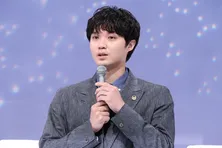 磯村勇斗、撮影の合間に腕を組んで空を仰ぐソロショットに「素敵な写真」と反響<僕達はまだその星の校則を知らない>